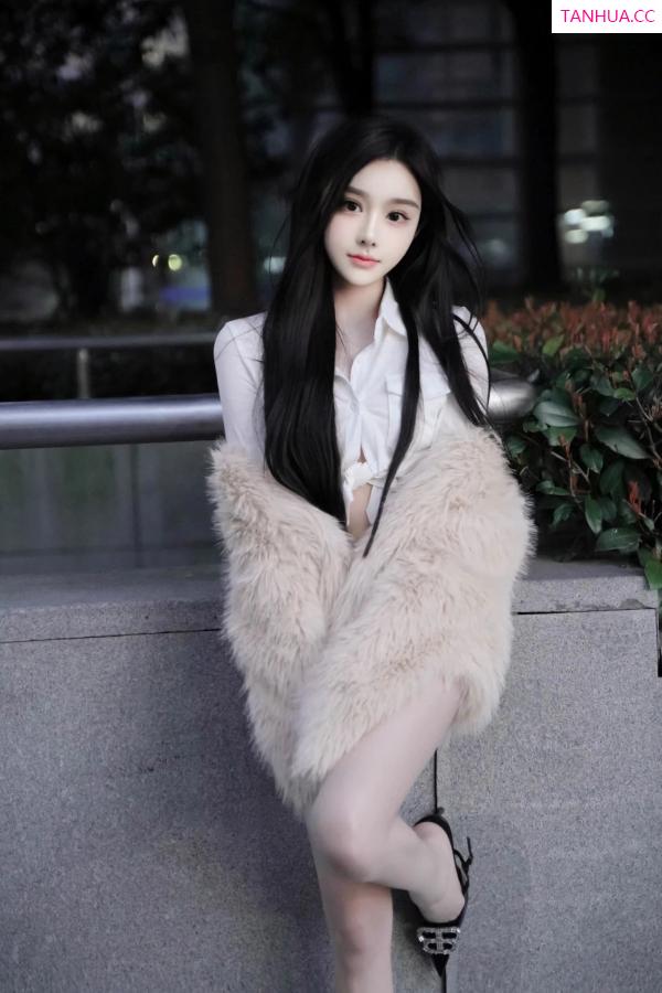   [XiuRen]高清写真图 2024.03.20 No.8261 龙雪儿 清纯美腿第10张图片